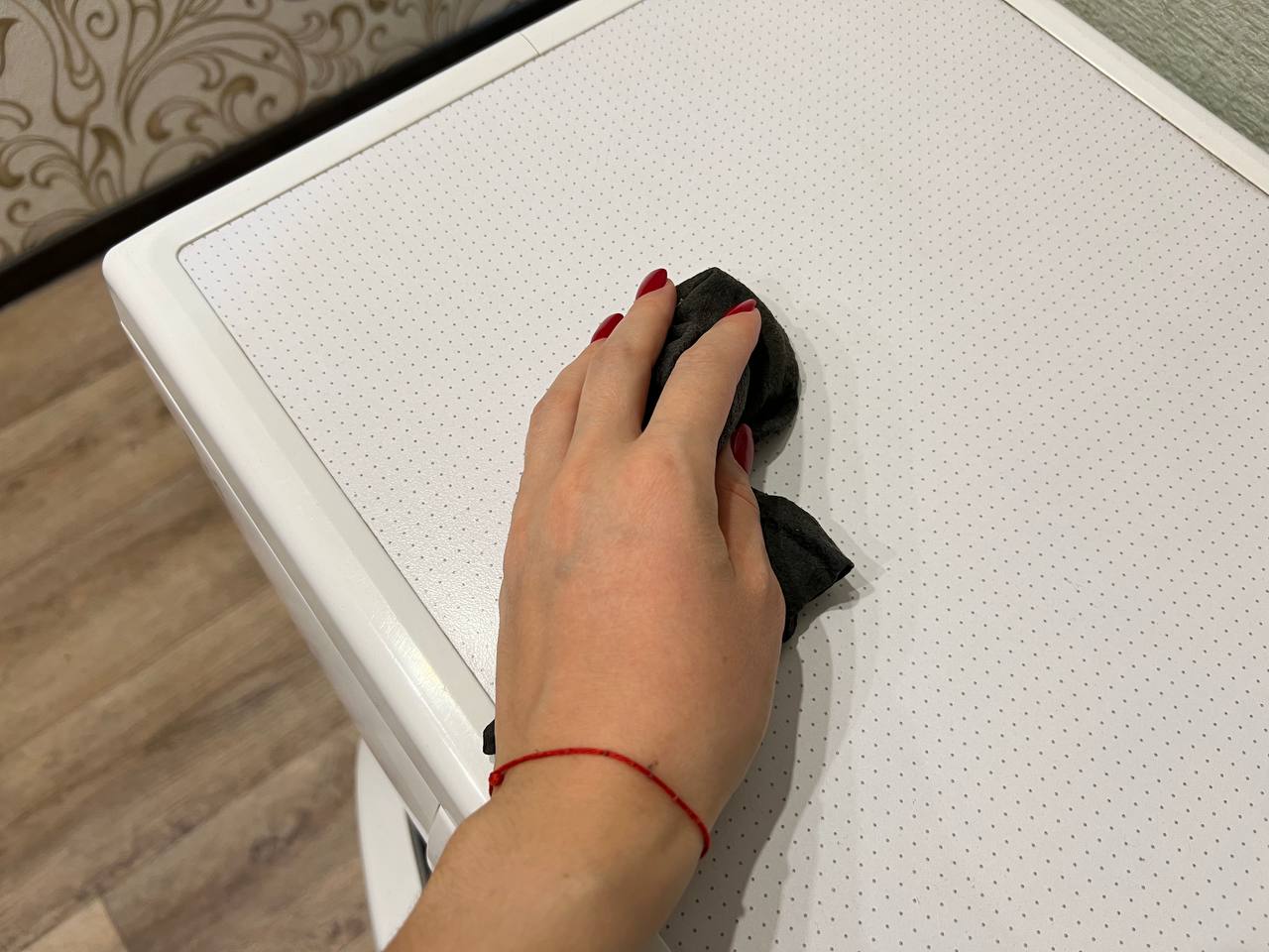 Експерти порадили простий спосіб, як витирати пил на меблях правильно, аби він не падав знову