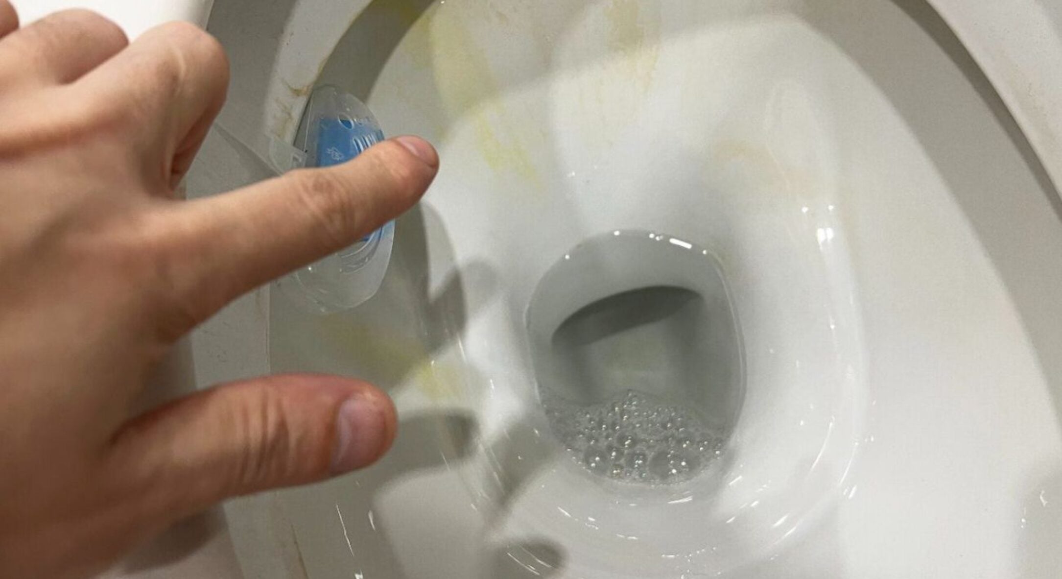 Кидаю 1 кубик у бачок унітаза — і вода більше не “іржавіє”: навіть сантехнік здивувався, що все так просто 