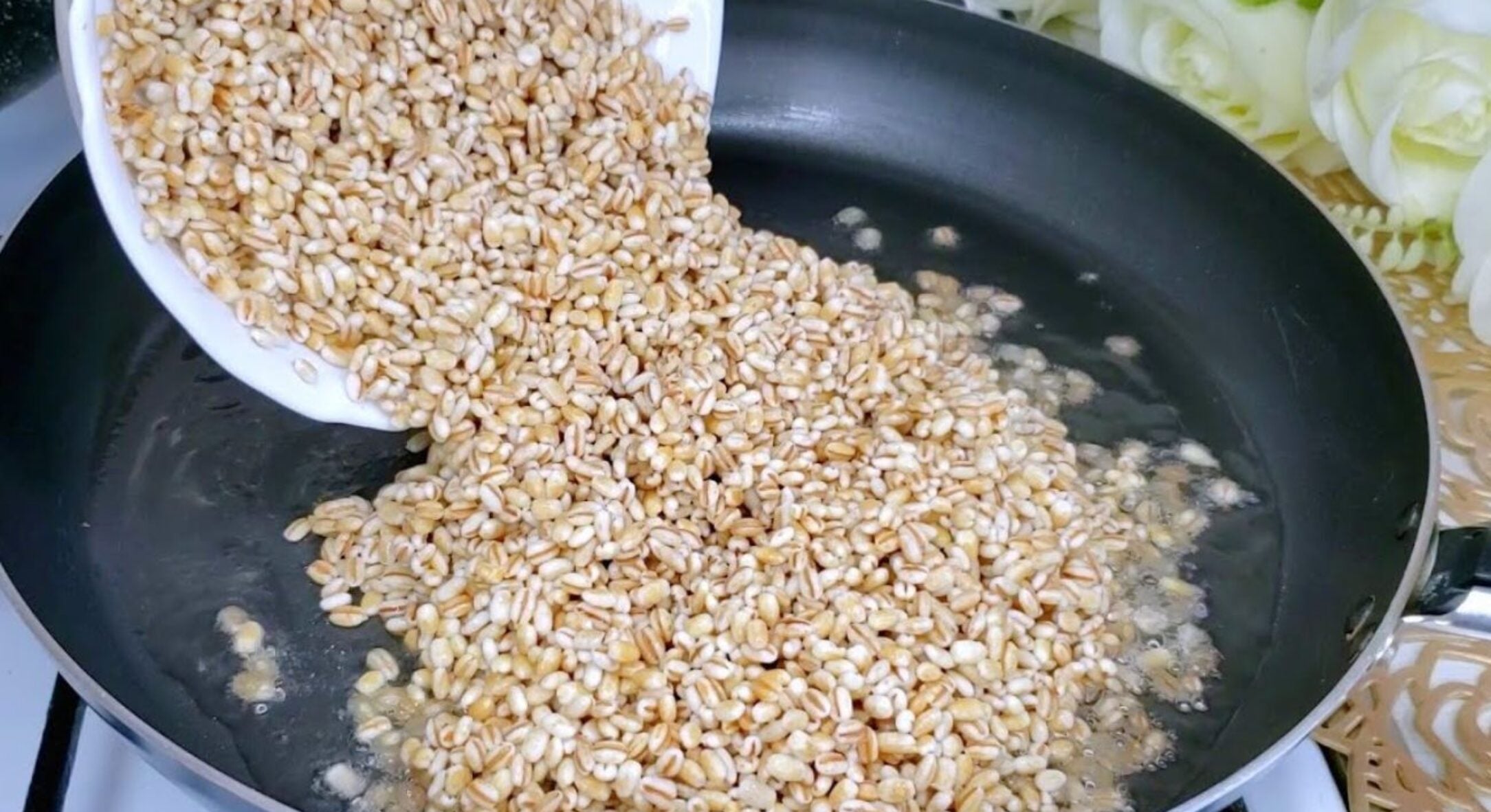 Перед варінням перловки додаю у воду рівно 1 ложку – вона завжди виходить розсипчаста і без слизу 