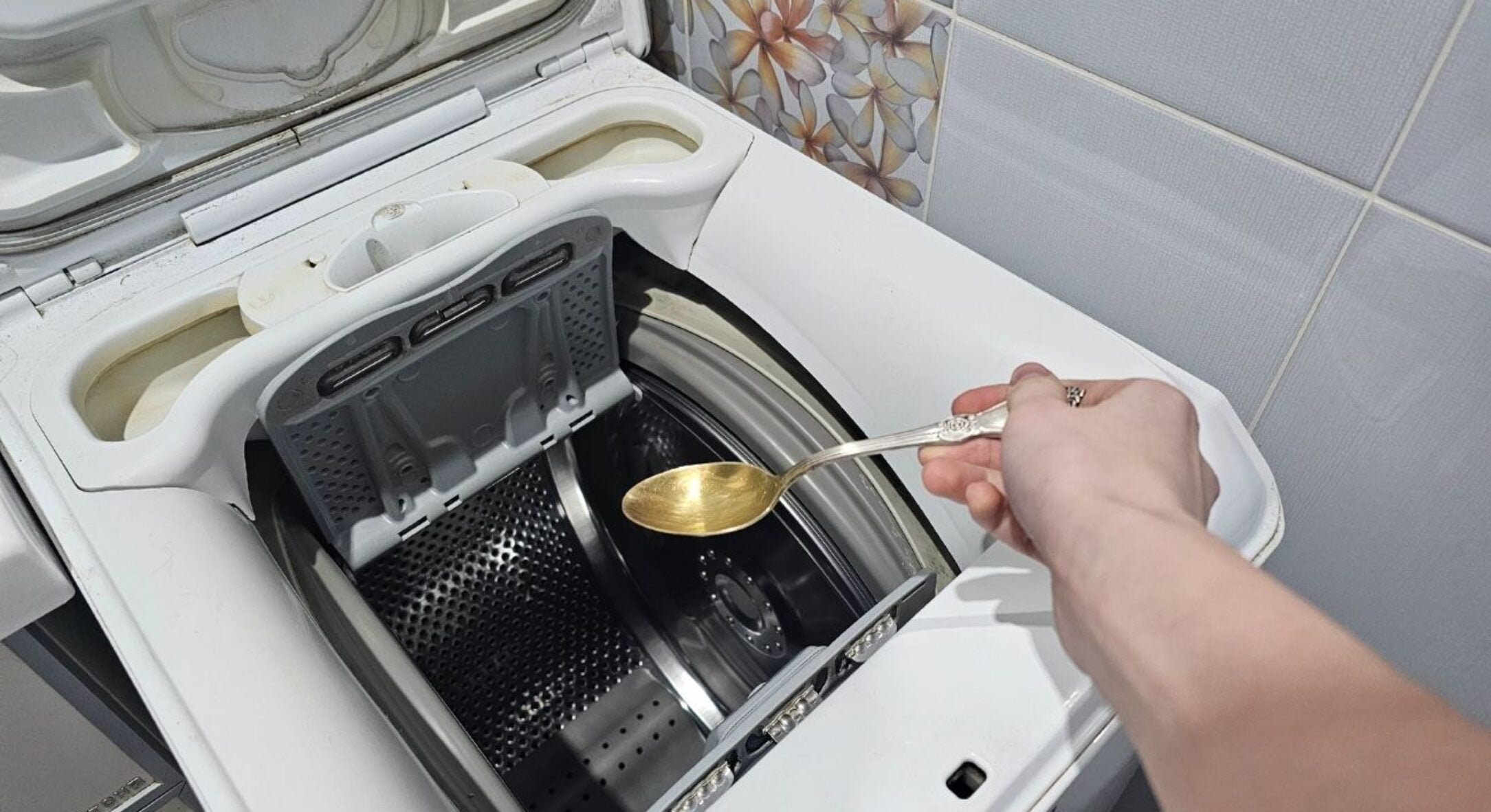 Перед пранням наливаю в барабан 1 склянку – і постіль пахне альпійською свіжістю навіть без кондиціонера 