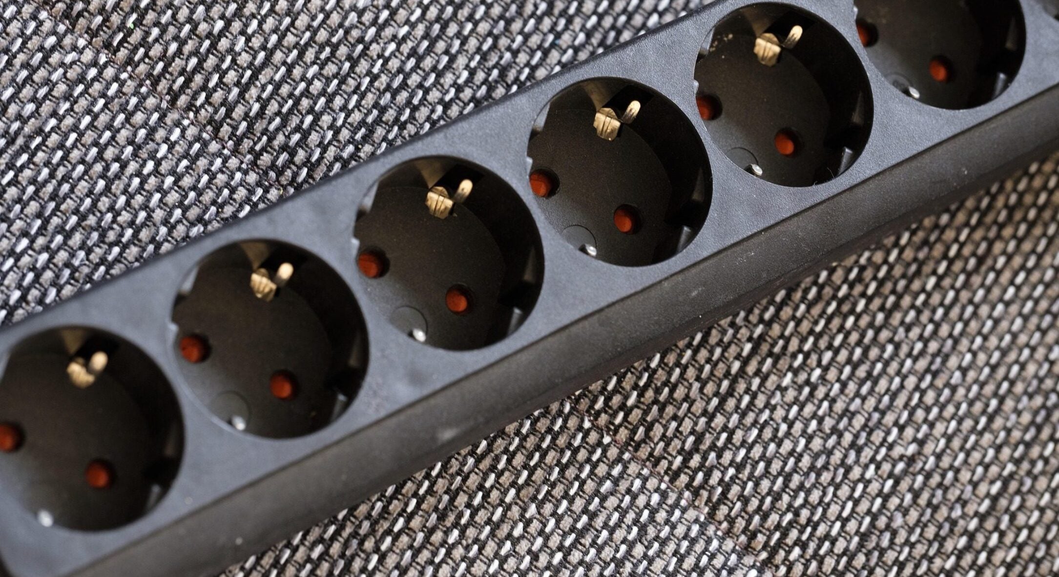 Сусід-електрик попередив: 1 помилка з подовжувачем може залишити без світла всю оселю 