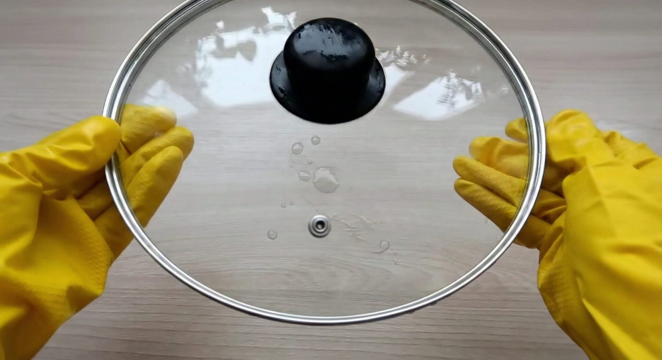 Довго не могла нормально відмити краї кришок від каструль, поки не дізналася про цей метод: бруд зникає сам 