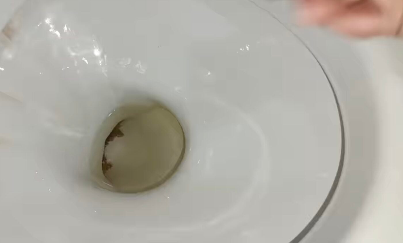 Як легко прибрати жовтий наліт з унітаза