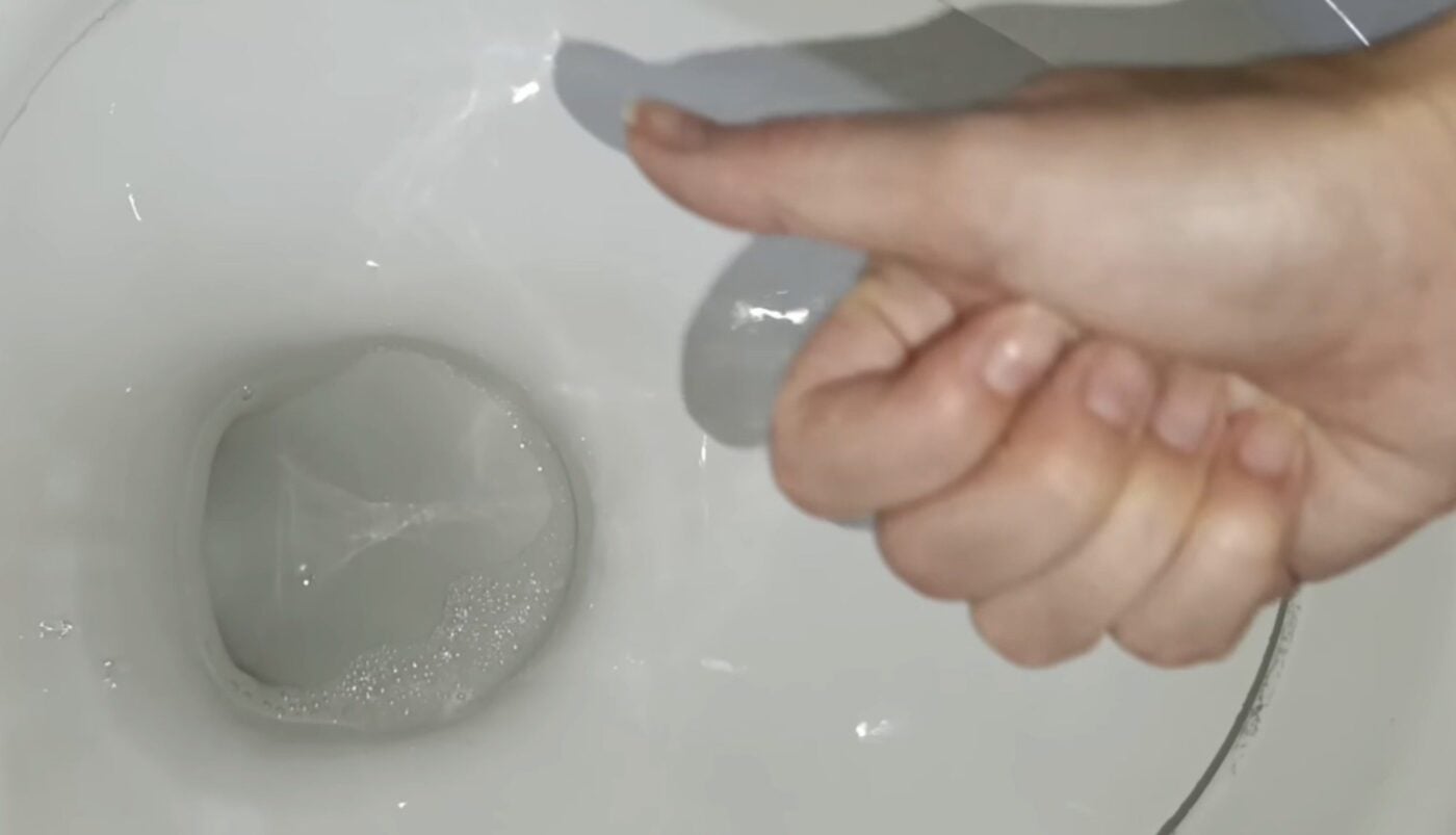 Як легко прибрати жовтий наліт з унітаза