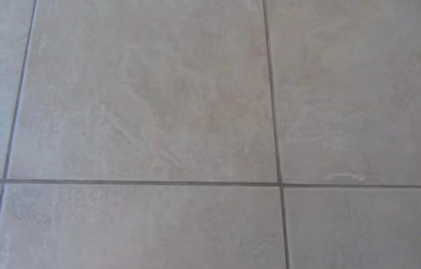 Як прибрати плісняву зі швів у ванній кімнаті