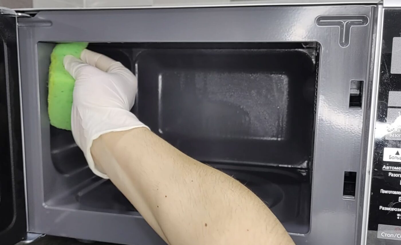 Як методом без хімії очистити мікрохвильовку
