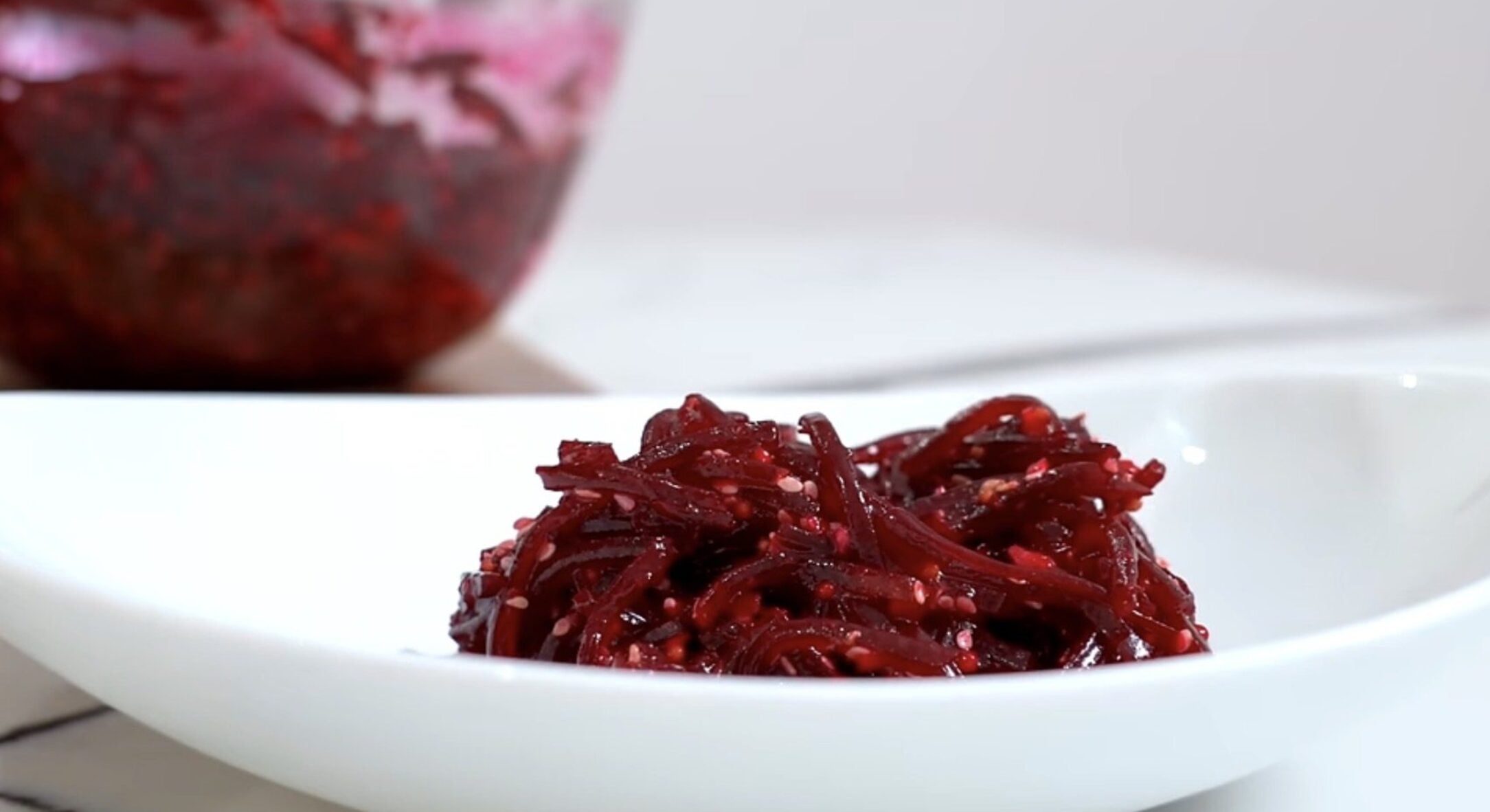 Салат з буряка за 5 хвилин: смакуємо щодня, а користь така, що вітамінні комплекси – поруч не стоять 