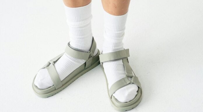 По 3 ложки на літр води – і навіть найзамурзаніші шкарпетки стануть білими: старий спосіб працює Господині розповіли, як відбілити брудні шкарпетки