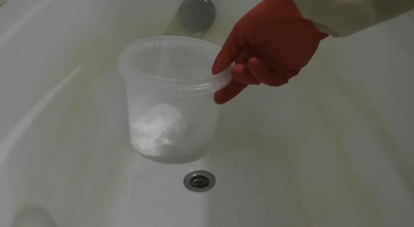 Бюджетний методом чищення ванни від нальоту