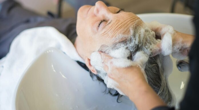 1 чи 2 рази? Скільки треба мити голову насправді, розповіла досвідчена перукарка – точна відповідь Перукарі пояснили, скільки разів треба намилювати голову під час купання