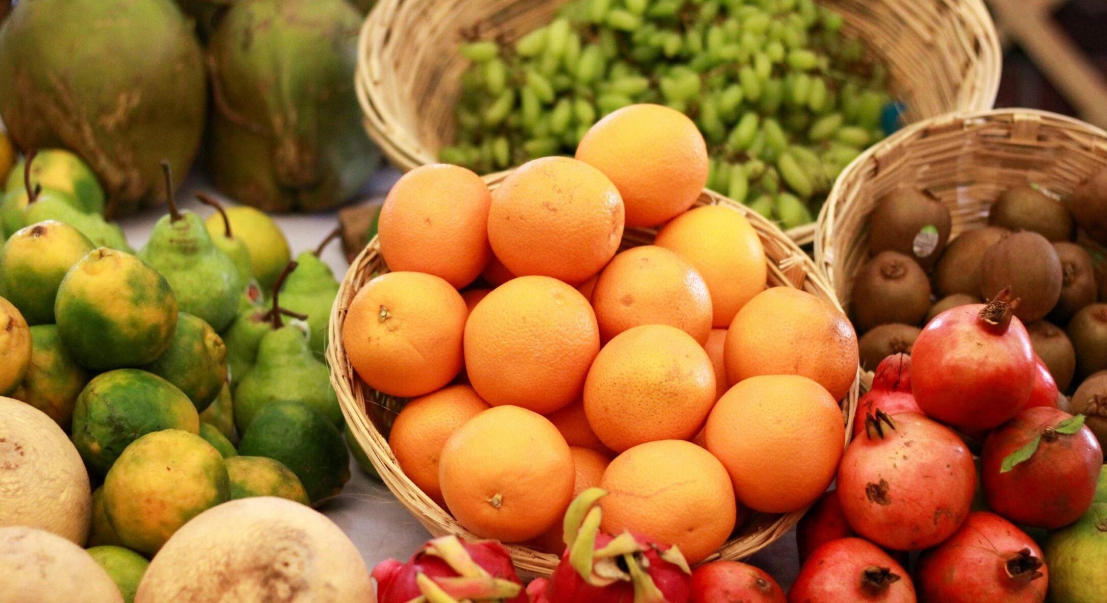 Фрукти споживаю безпечно: ось як правильно мити фрукти з магазину, особливо ті, що оброблені воском 