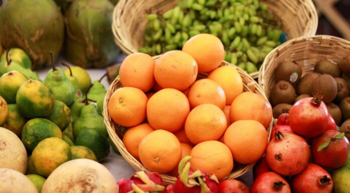 Фрукти споживаю безпечно: ось як правильно мити фрукти з магазину, особливо ті, що оброблені воском Експерти розповіли, як правильно мити фрукти з магазину