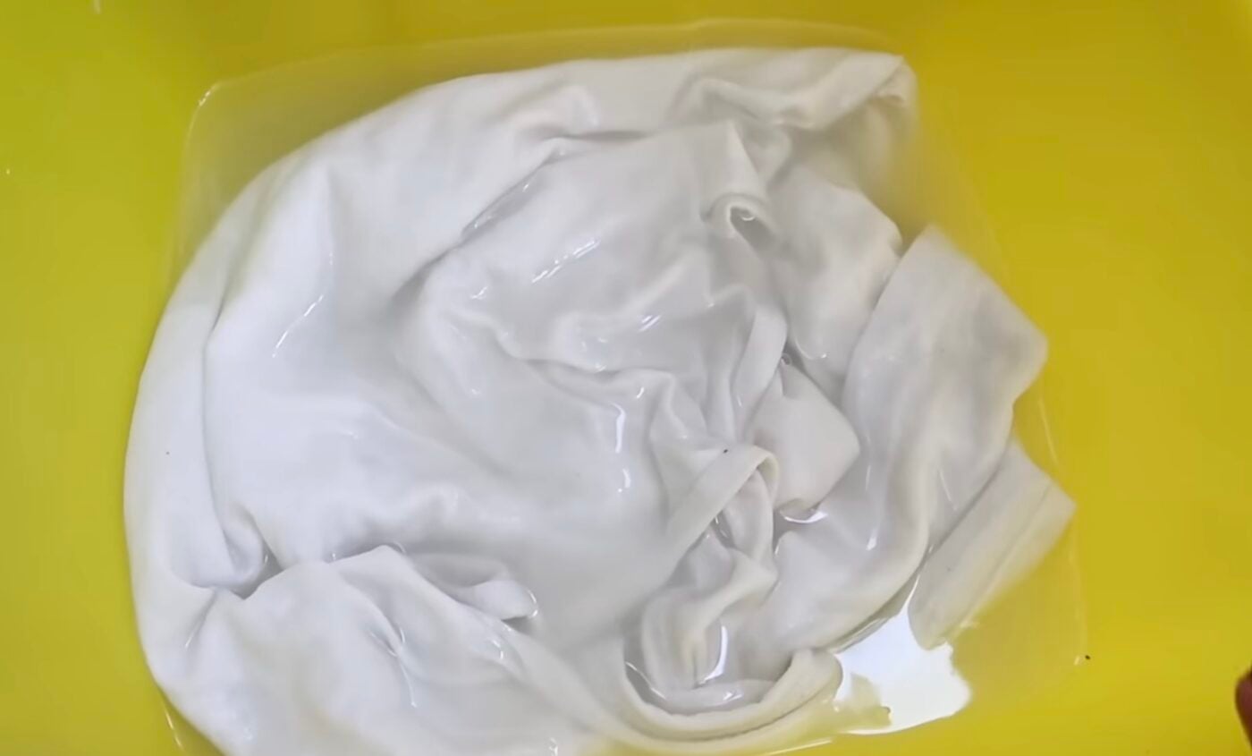 Як просто вивести плями з білої футболки