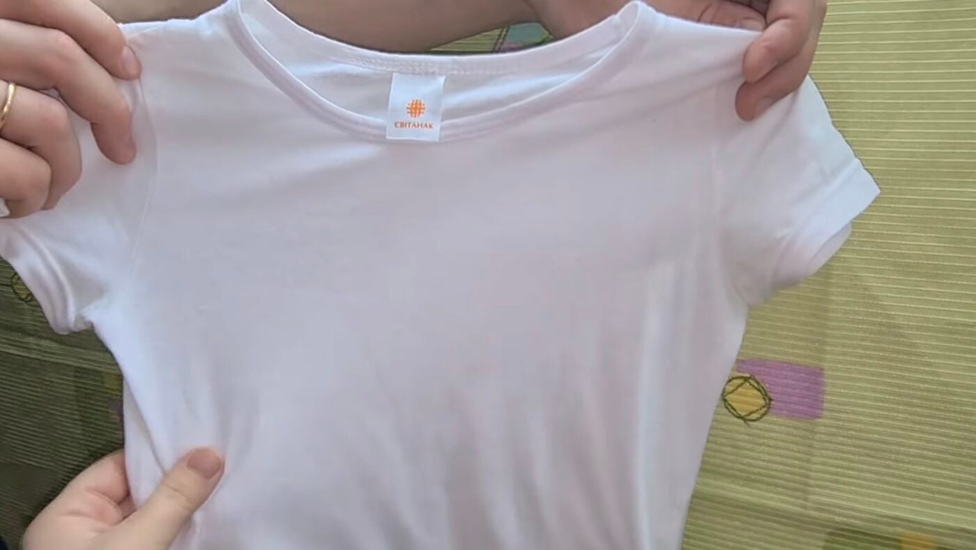 Як просто вивести плями з білої футболки