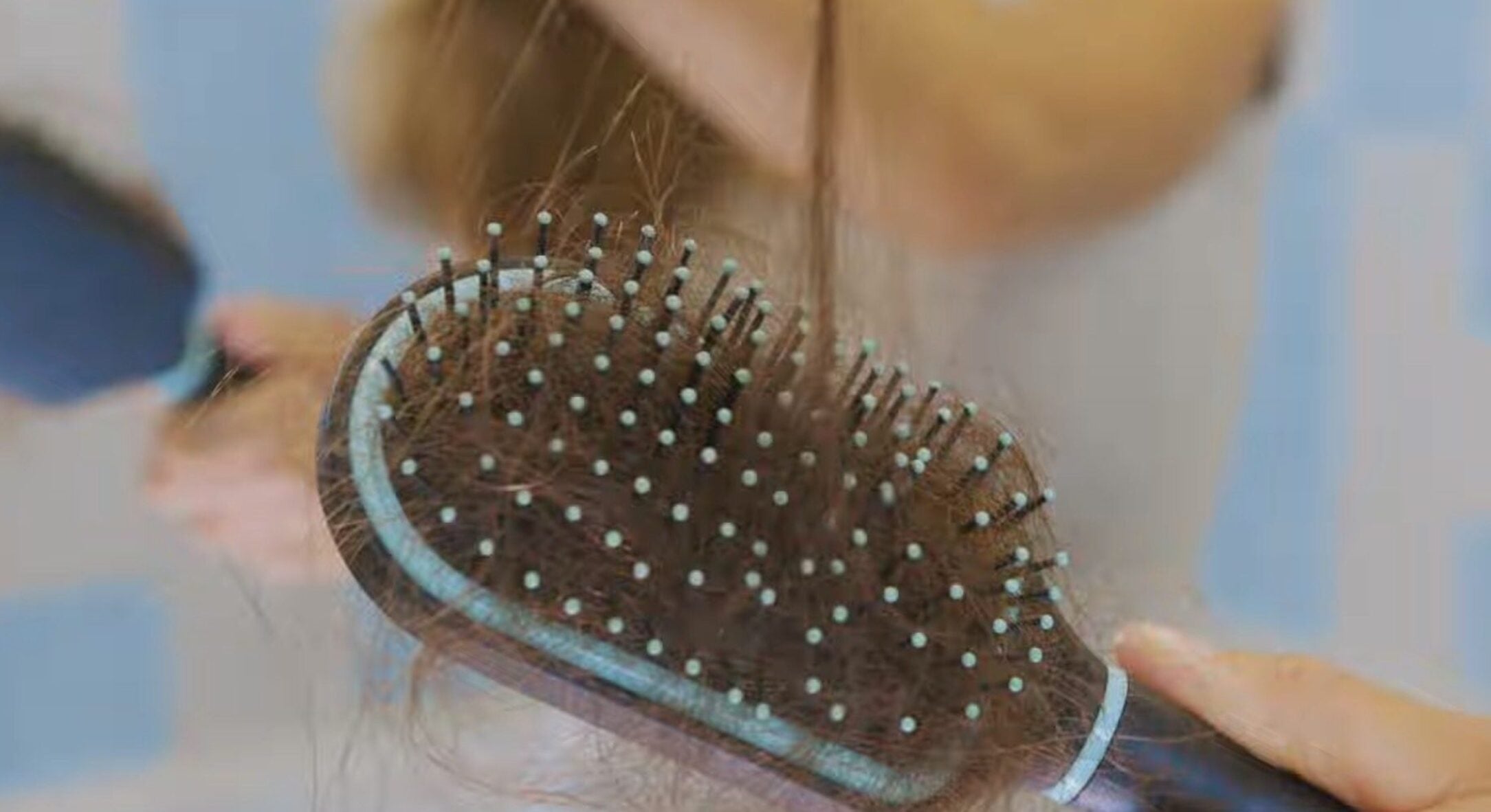 Додаю по 2 краплі у шампунь – і волосся перестає випадати вже за тиждень: цей лайфхак замінить фотошоп 