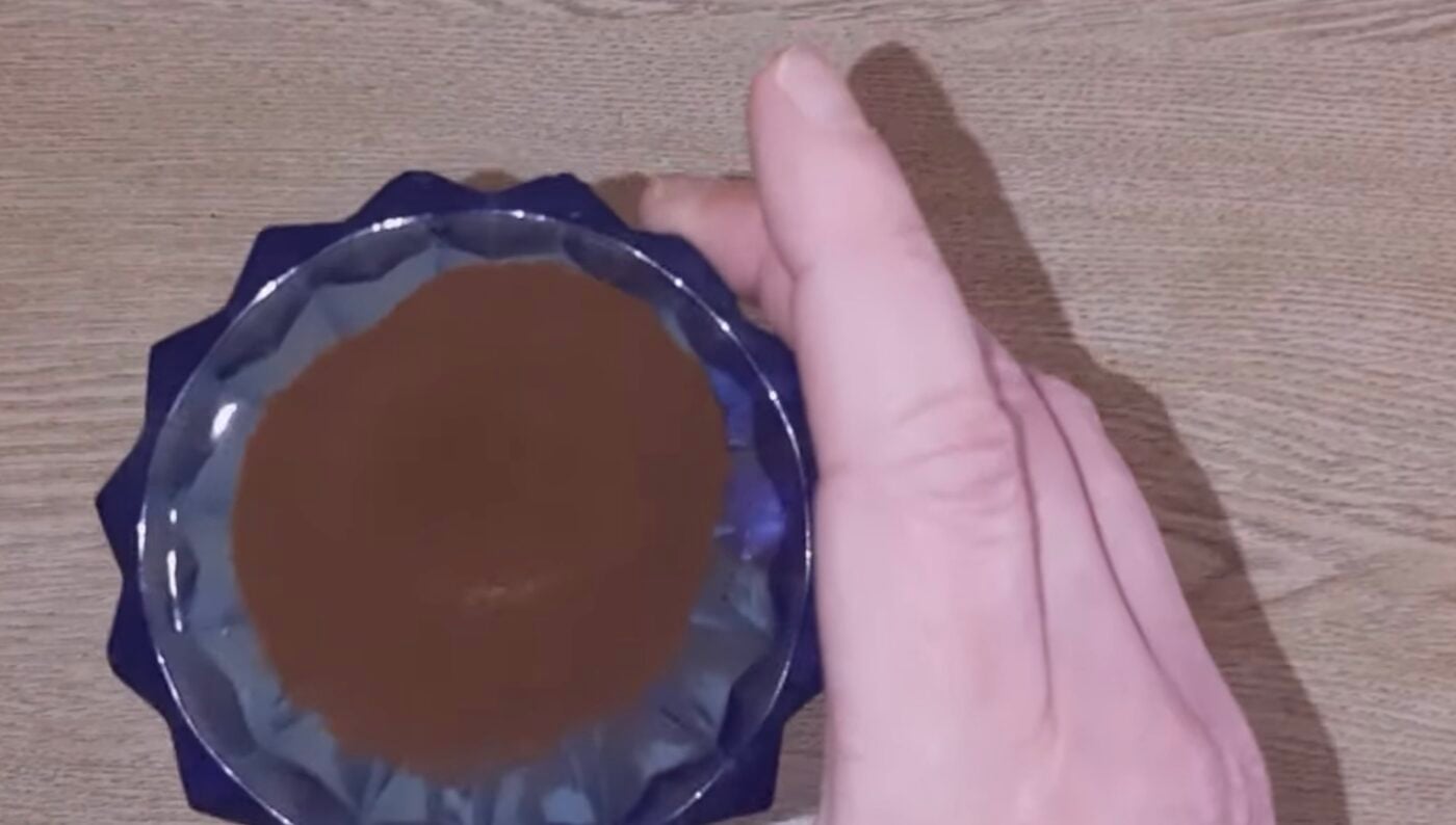 Як прибрати запахи їжі з холодильника