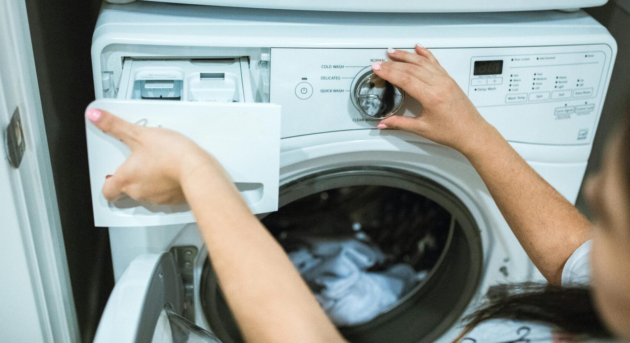 Додала 2 ложки солі у пральну машину – і колір речей не тьмяніє: чорне – не сіріє, ще й рушники м’які як пух 