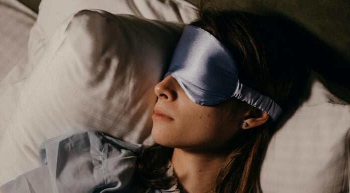 Наші бабусі не знали депресій: 1 проста вечірня звичка допомагає засинати як немовля без тривожних думок Психотерапевти розповіли, як швидко заснути навіть тривожним людям