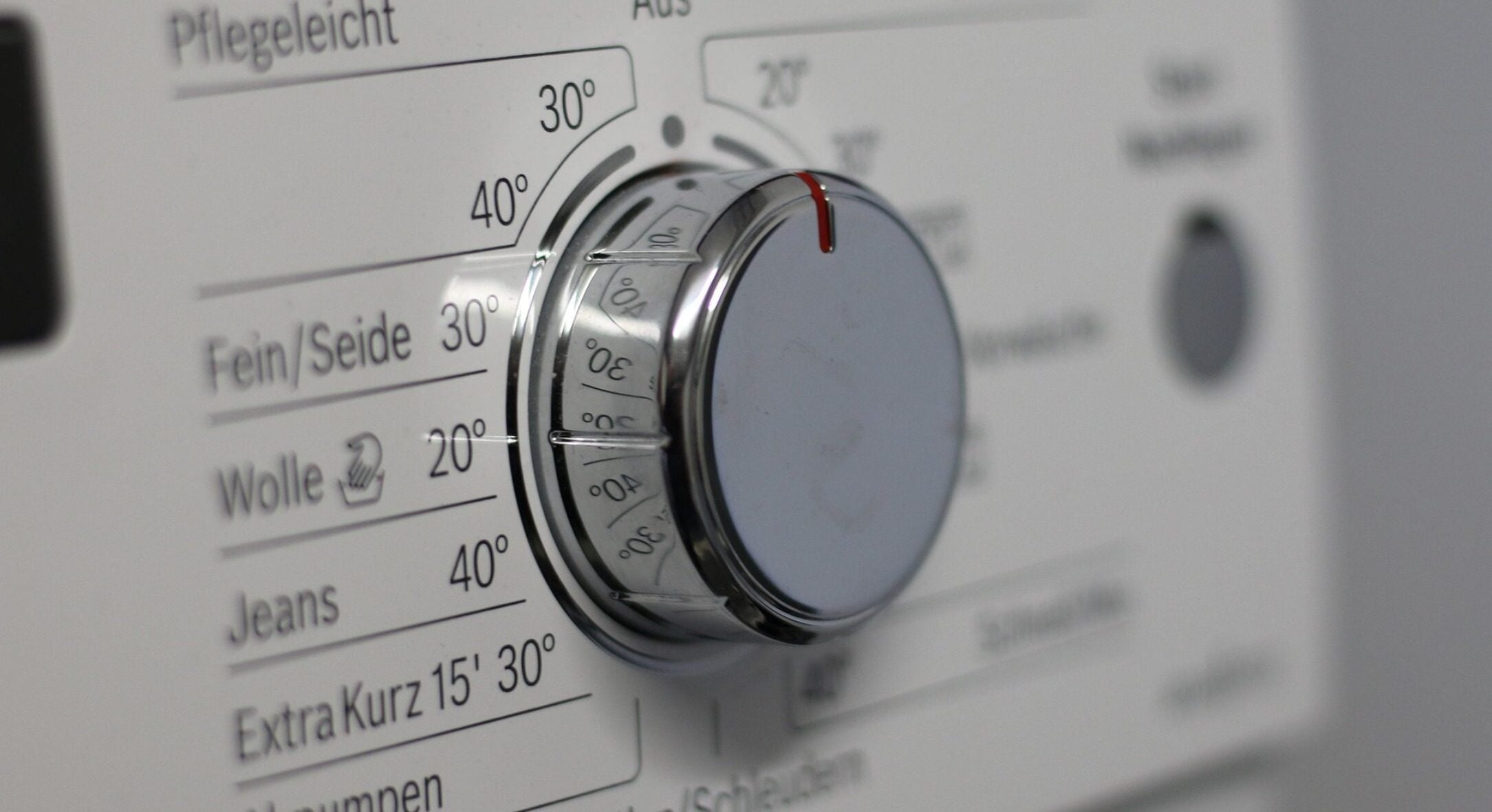 Натискаю 1 кнопку на пралці 1 раз на місяць – і вона не “їсть” зайву електрику: новий сусід-технік пояснив 