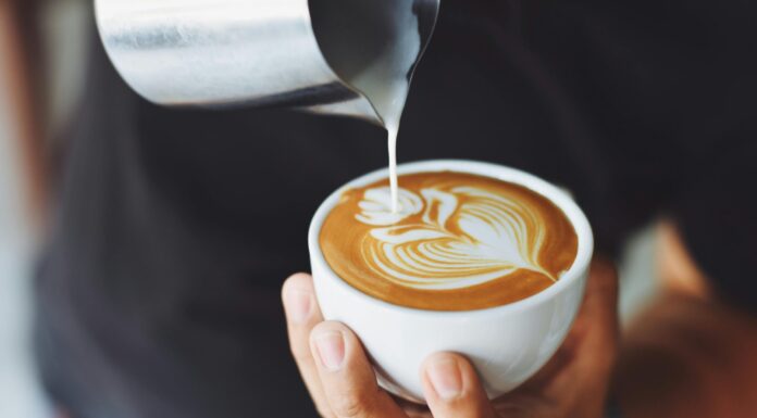 Чи безпечно пити каву з молоком? Вчені дали 1 чітку відповідь, яка мене розчарувала Гастроентерологи пояснили, як корисніше пити каву, з молоком чи без