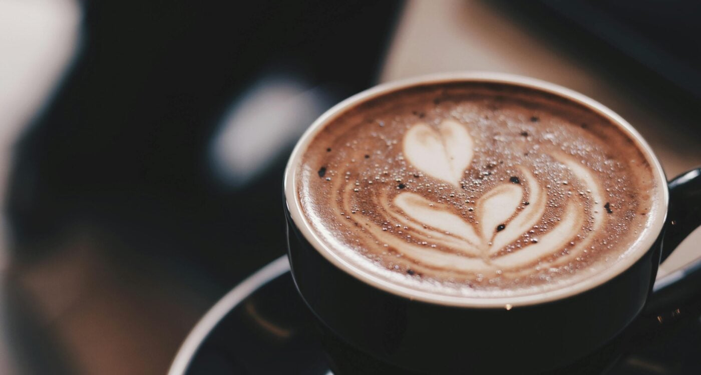 Як корисніше пити каву, з молоком чи без
