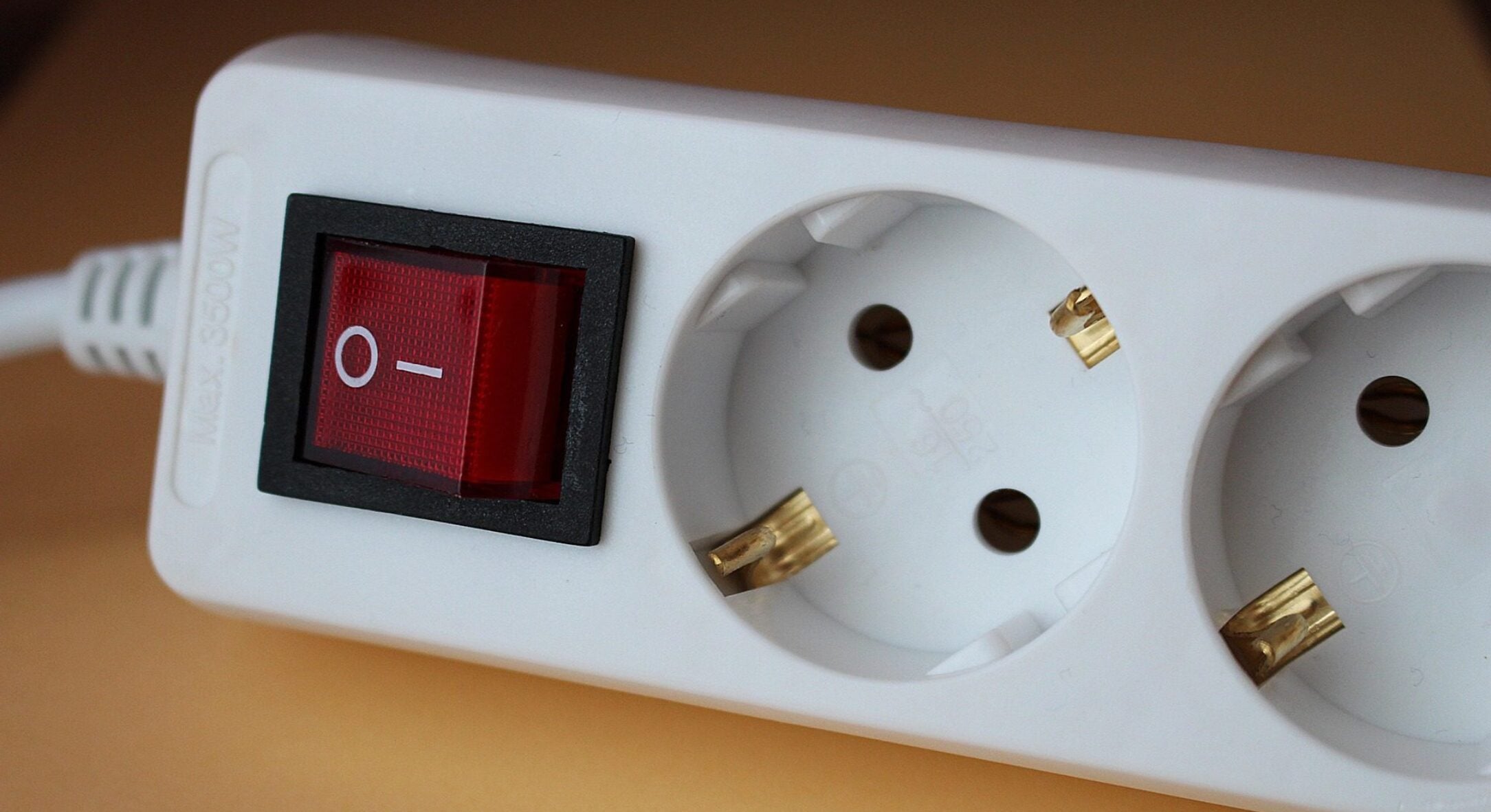 Мій сусід-електрик попередив: всього 1 помилка з розеткою взимку може обійтися дуже дорого 