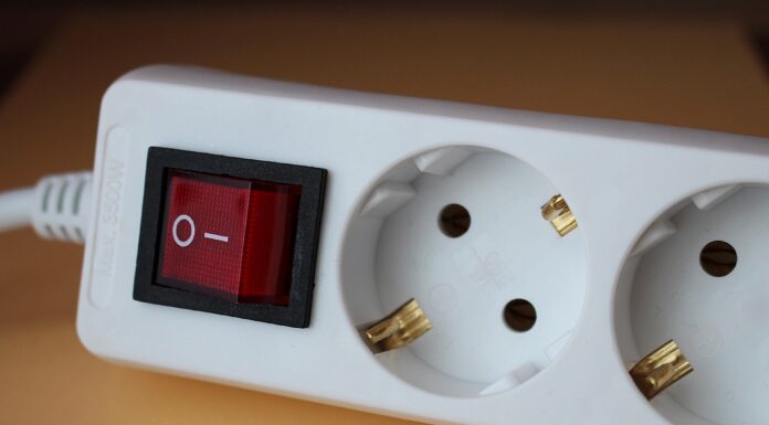 Мій сусід-електрик попередив: всього 1 помилка з розеткою взимку може обійтися дуже дорого Яка помилка з розеткою може погано закінчитись