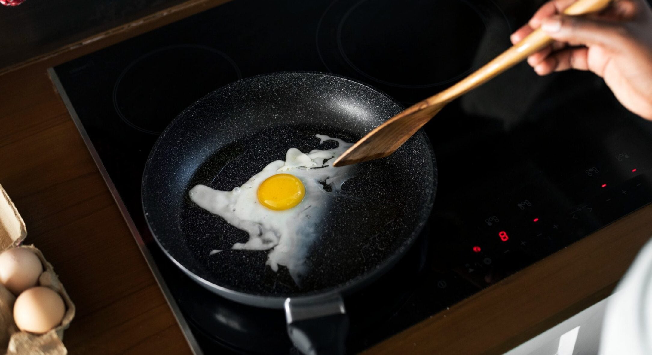 Антипригарне покриття: зручність чи шкода? Ось чому на професійних кухнях немає таких сковорідок 