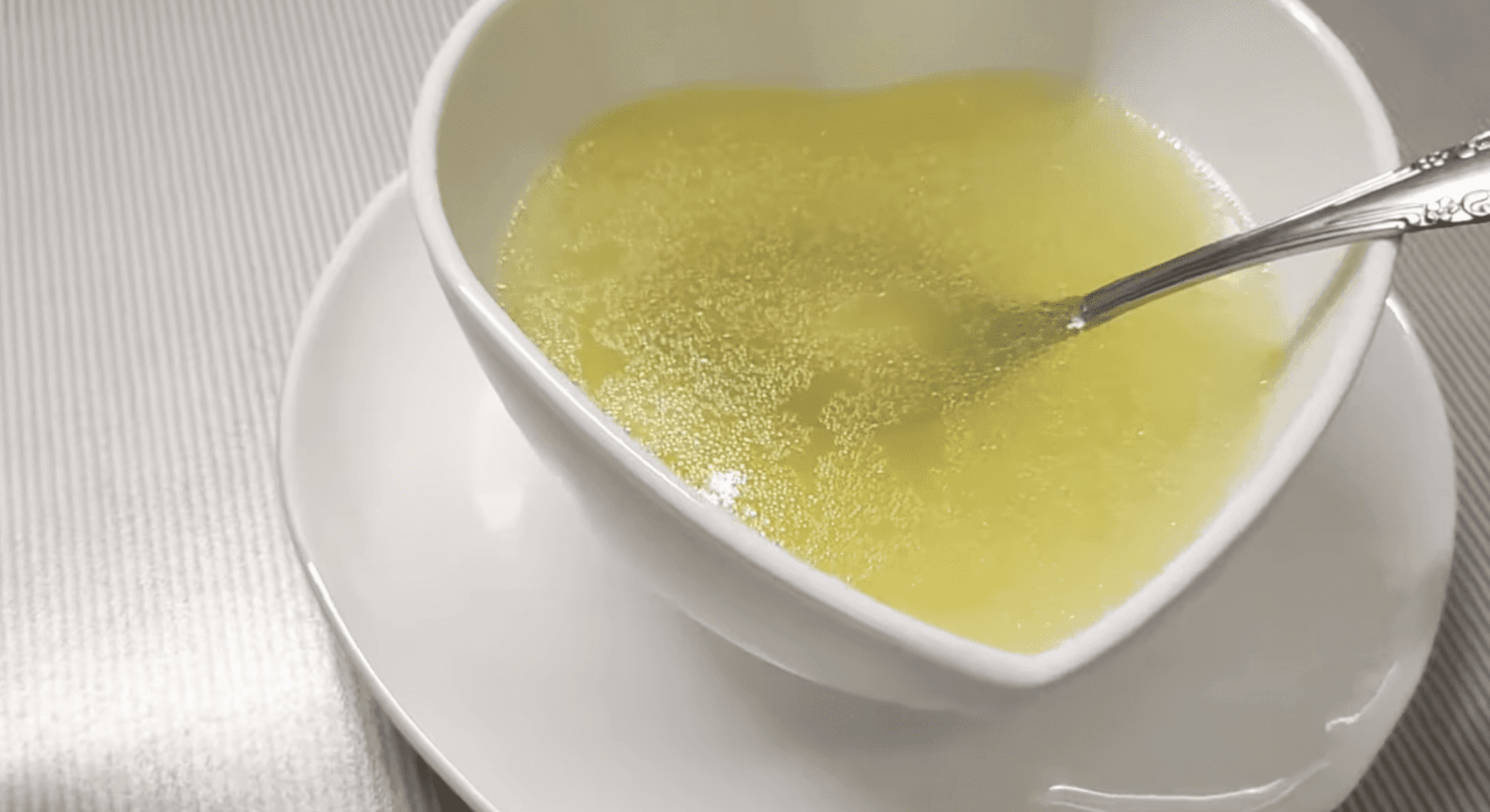 Чому я завжди кидаю 2 кубики льоду у розігрітий суп: цей секрет шеф-кухарів мені дістався чисто випадково 