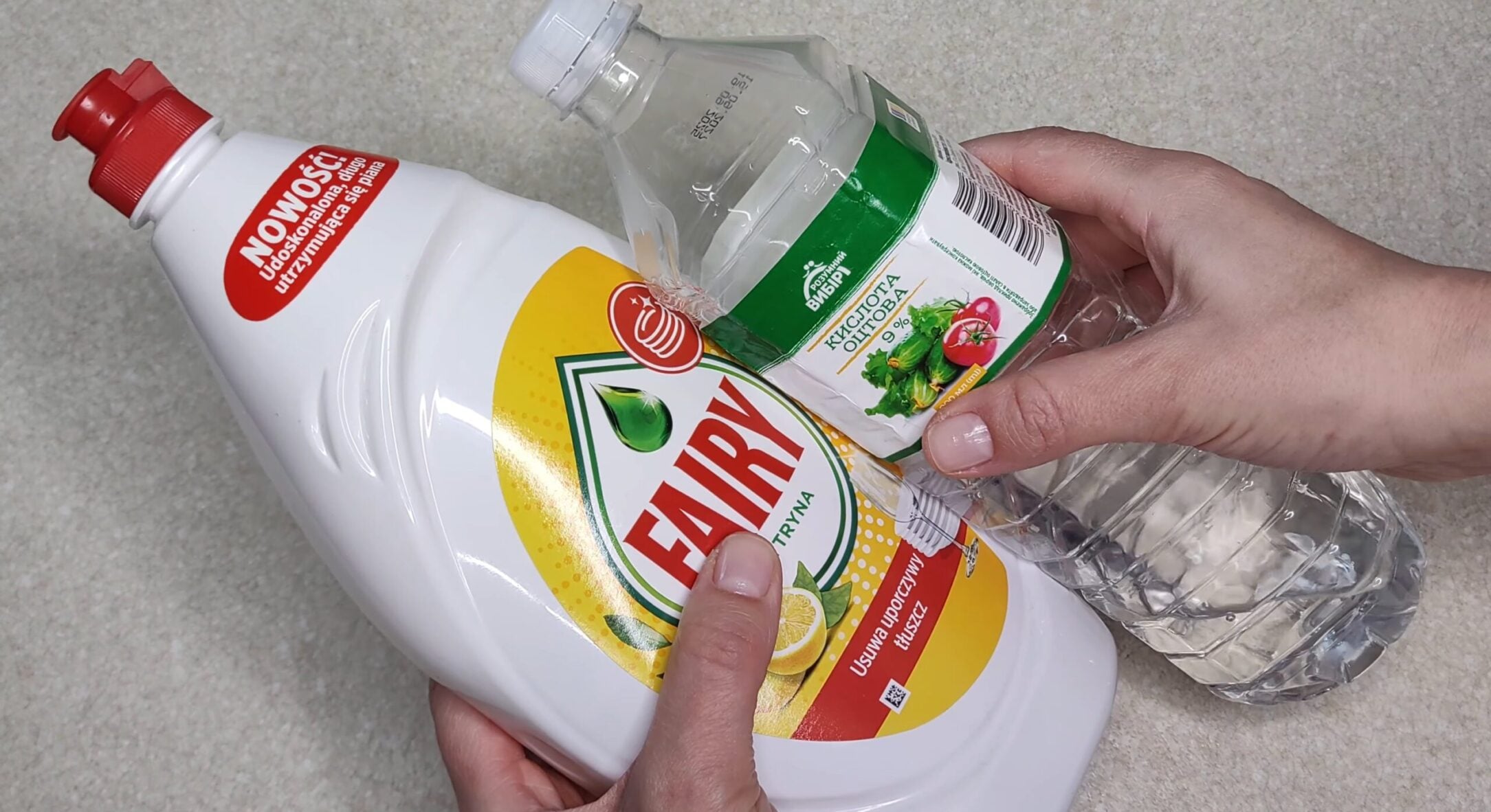 Додаю 1 ковпачок оцту в засіб для миття посуду – і жир зникає швидше: лайфхак, який я хотіла б знати раніше 