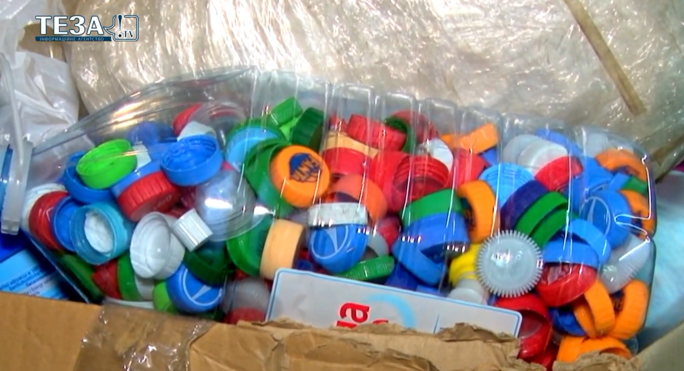 Експерти розповіли, як використовувати пластикові кришки в побуті та в чому їхня цінність. Фото: YouTube Теза.TV. Новини