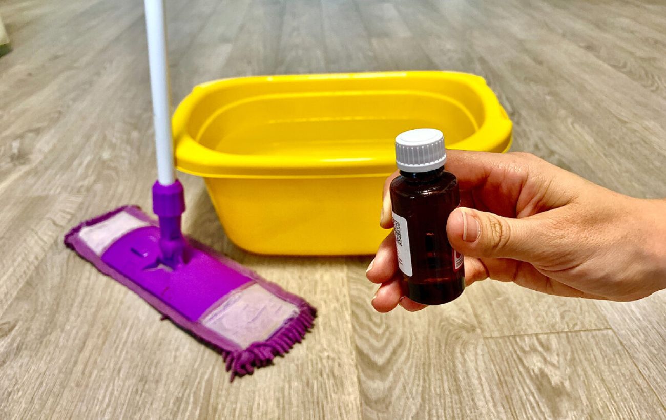 Експерти розповіли, який засіб для миття підлоги найгірший, адже швидко притягує пил