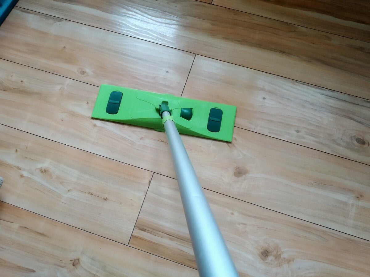 Експерти розповіли, який засіб для миття підлоги найгірший, адже швидко притягує пил