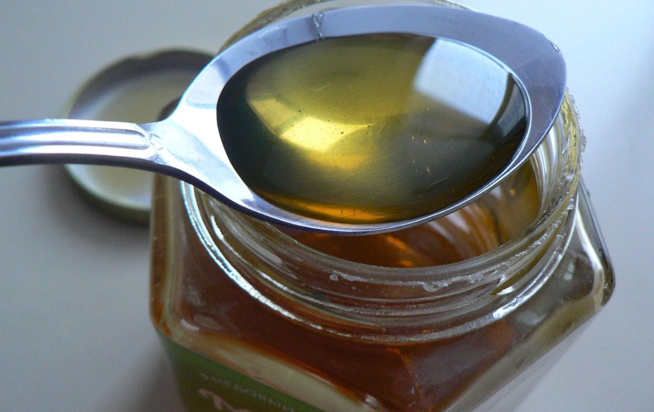 Чи можна додавати мед у гарячу воду. Фото: скріншот з відео