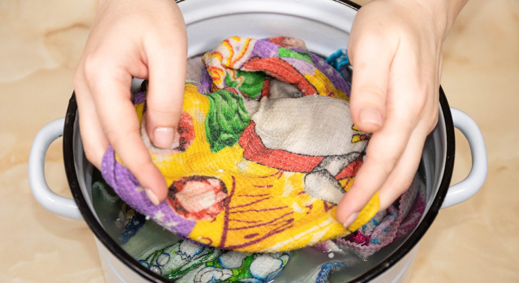 Перед пранням кидаю у барабан 2 кульки з фольги: так рушники стають м’які без кондиціонера 