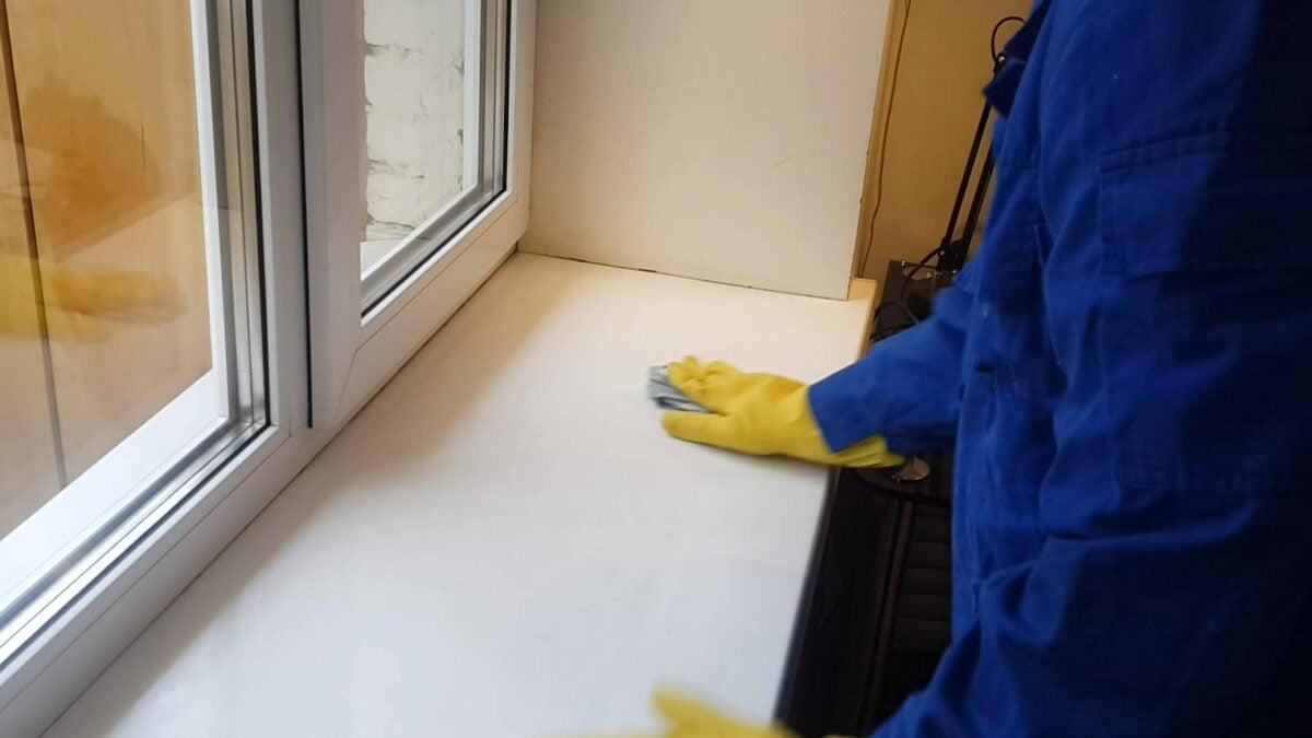 Експерти порадили, як просто та швидко очистити підвіконня від пилу, аби воно стало чистим