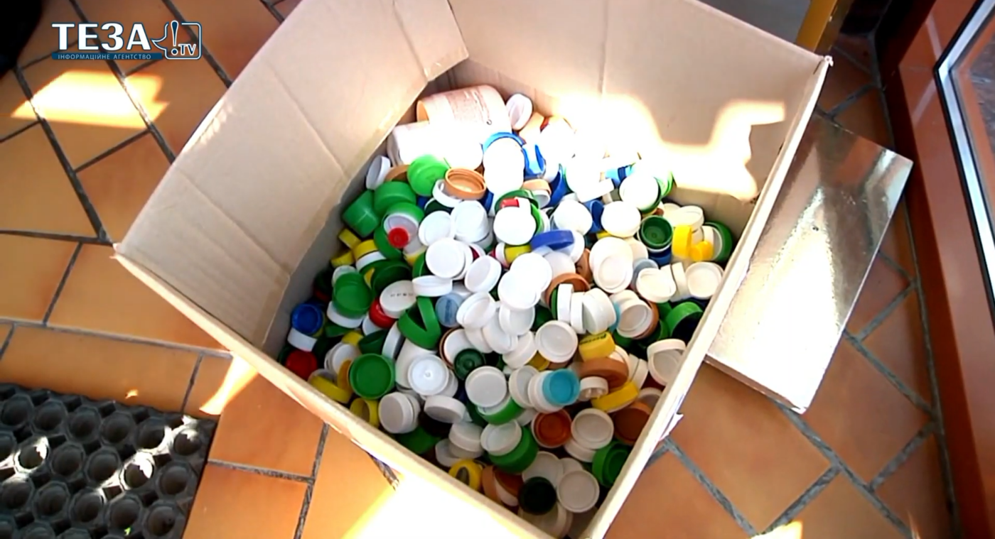 Експерти розповіли, як використовувати пластикові кришки в побуті та в чому їхня цінність. Фото: YouTube Теза.TV. Новини