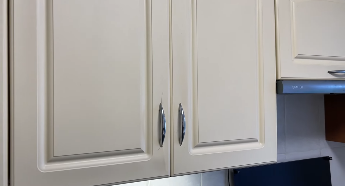 Експерти розповіли, як за допомогою простого розчину очистити кухонні шафи від жирного нальоту. Фото: YouTube Інженер Вдома | DIY & Reviews