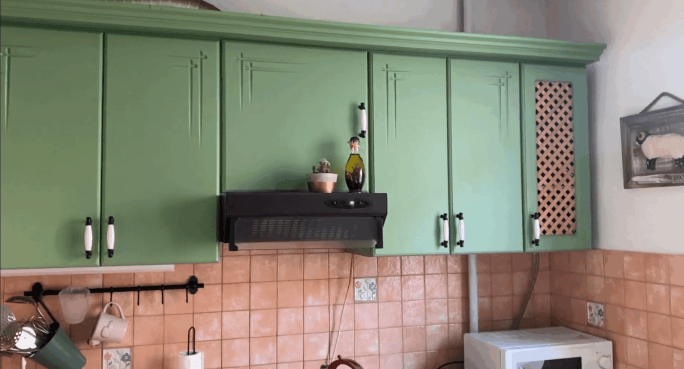 Експерти розповіли, як за допомогою простого розчину очистити кухонні шафи від жирного нальоту. Фото: YouTube Olena Corn