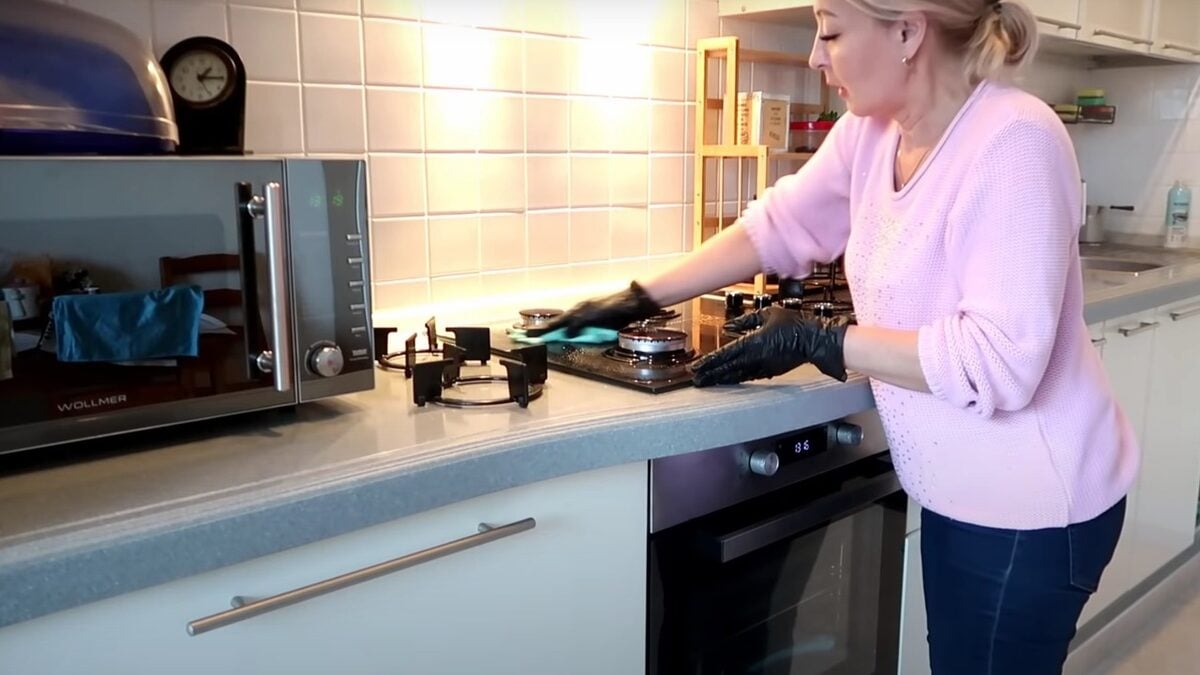 Експерти порадили, як захистити плиту від крапель жиру та бруду за допомогою простого лайфхаку