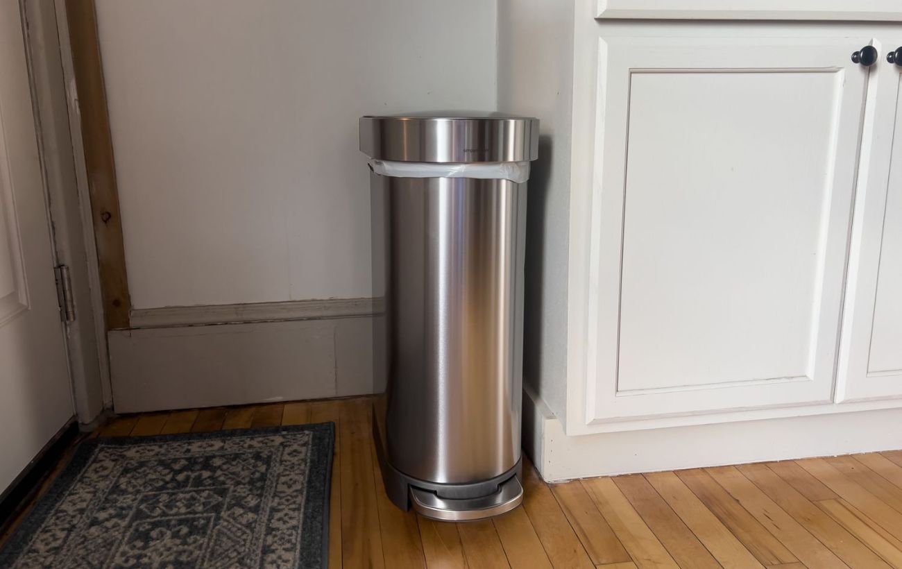 Господині порадили, яка спеція допоможе позбутись від неприємного аромату від сміттєвого відра