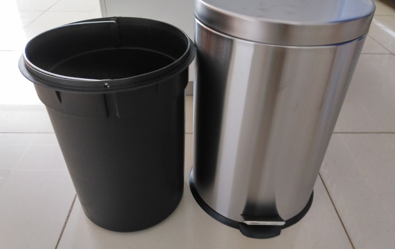 Господині порадили, яка спеція допоможе позбутись від неприємного аромату від сміттєвого відра