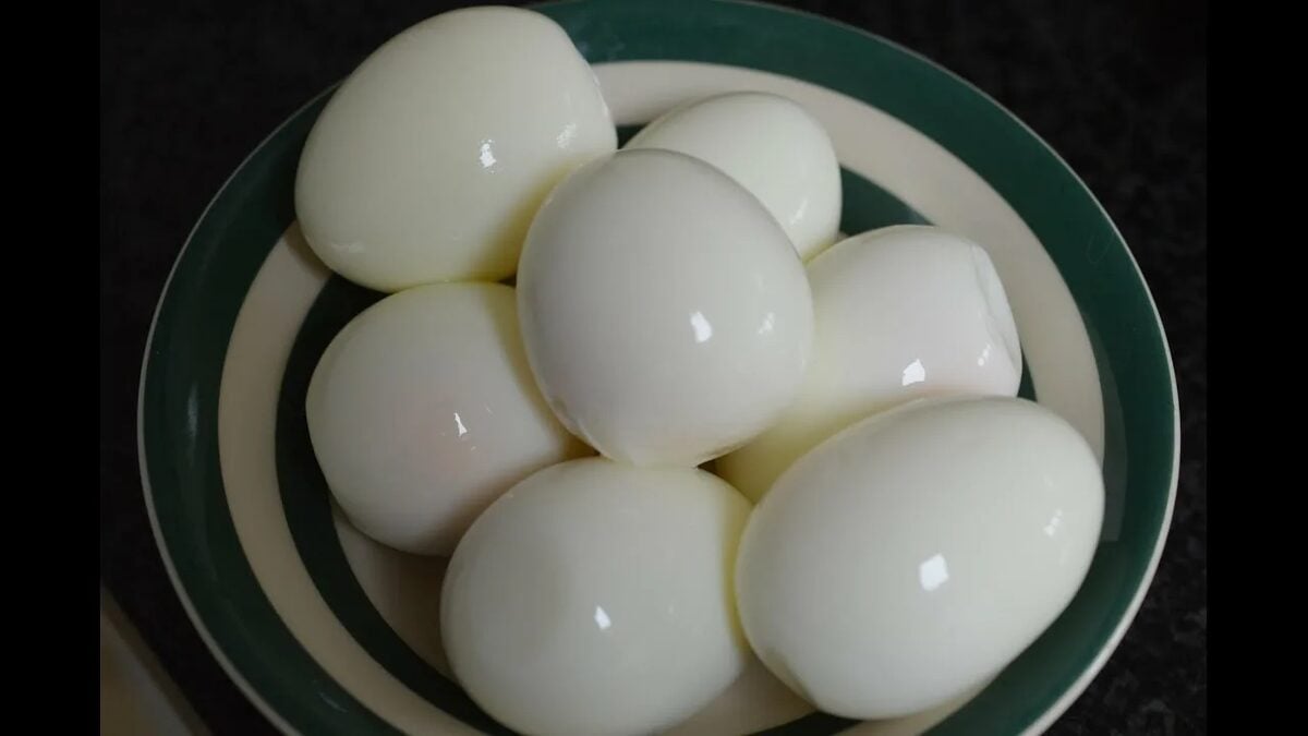 Експерти порадили, що додати у воду для варіння яєць, аби готова страва вийшла дуже смачна