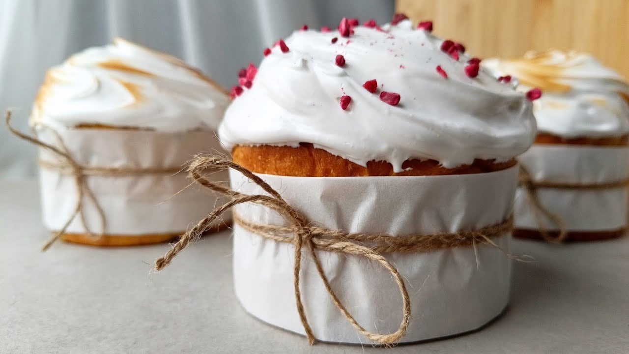 Експерти розповіли, коли випікати паски в 2026 році та яку молитву читати над випічкою. Фото: YouTube Kateryna Tarasenko