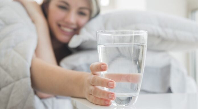 Що відбудеться з жовчним міхуром і метаболізмом за 14 днів, якщо пити зранку склянку теплої води Медики розповіли про реальну користь вживання теплої води зранку натщесерце. Фото: Pexels