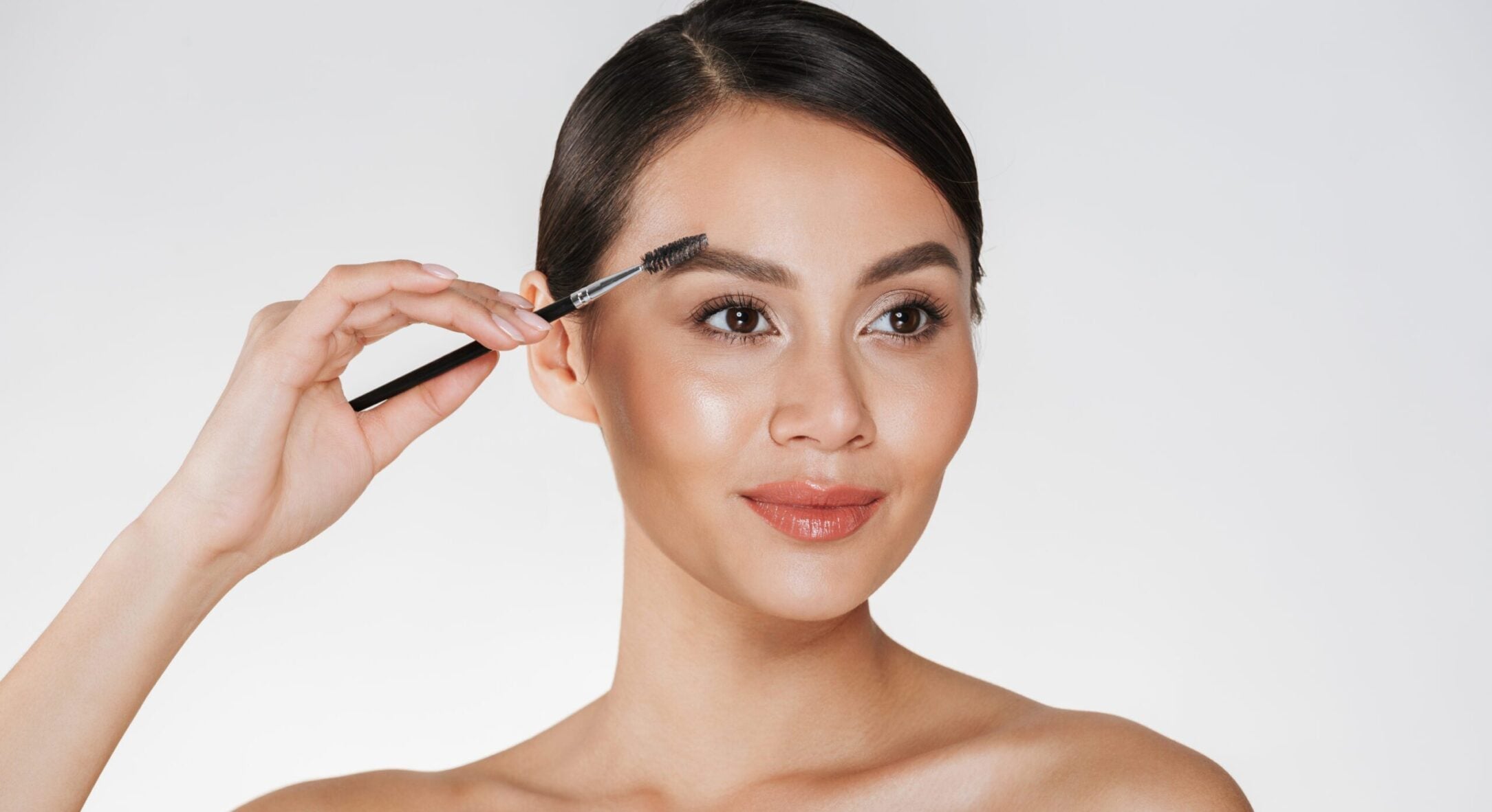 По 1 краплі на щіточку – і брови та вії ростуть густі та довгі: дівчата думають, що наростила 