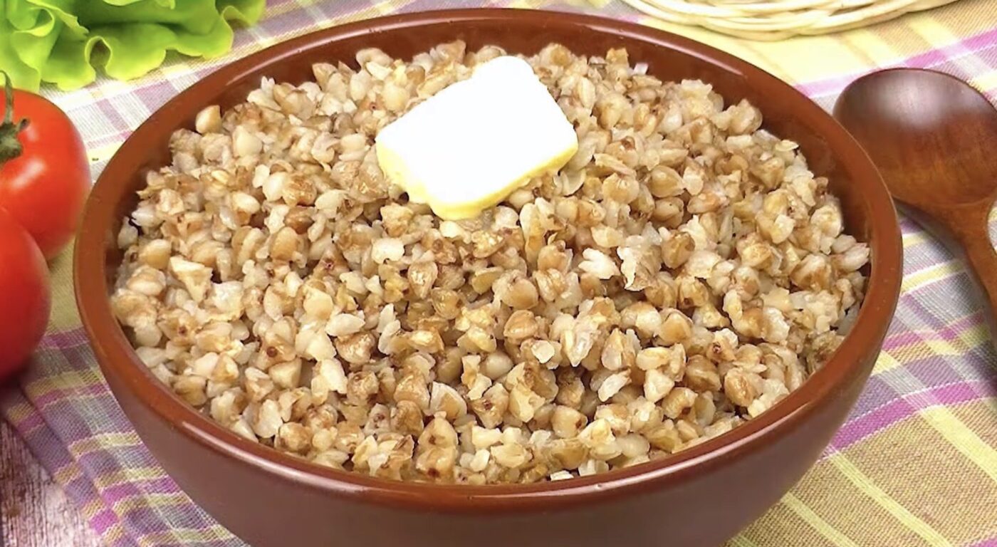 Два продукти, які не можна поєднувати з гречаною кашею. Фото: скріншот з відео