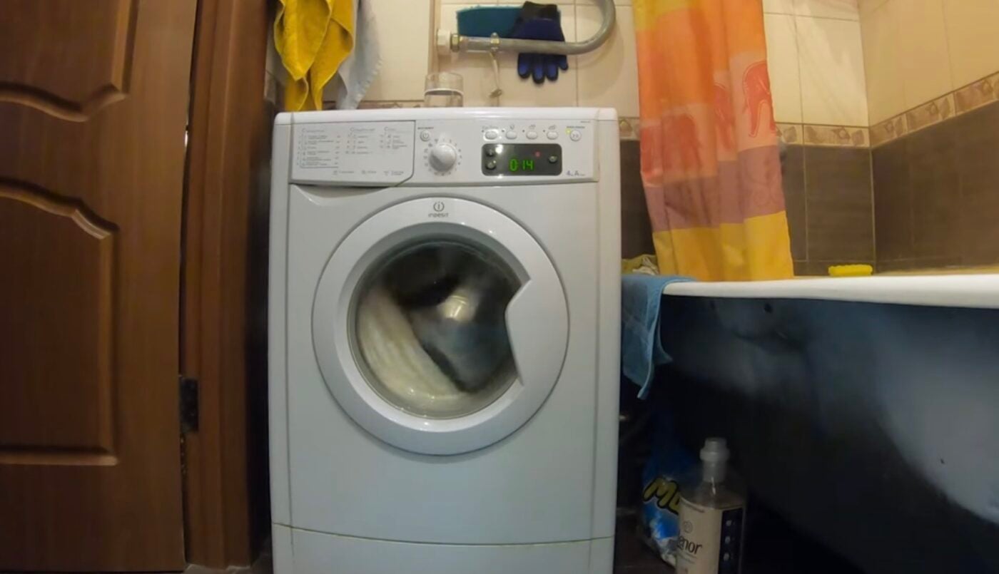 Лайфхак з губкою для посуду в пранні