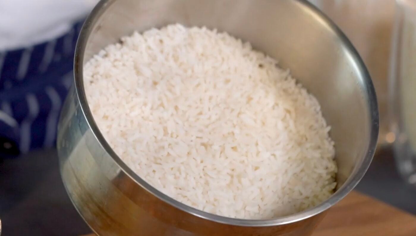 Як правильно підготувати рис до приготування. Фото: YouTube Yevhen Klopotenko