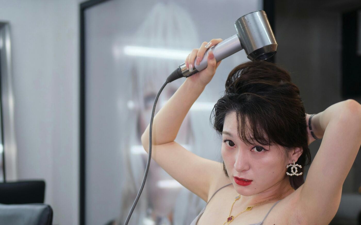 Як зафіксувати зачіску феном без стайлінгу. Фото: Pexels